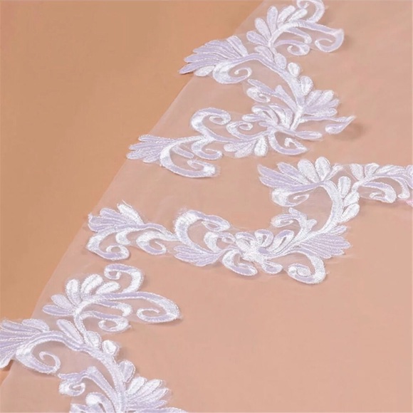 New gorgeous Ivory 1T cathedral veil main image 5